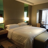 キングサイズベッドです。マットが、柔らかい。