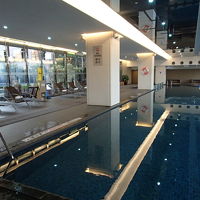 泳ぎました。25m×２レーン、深さ1.35m。