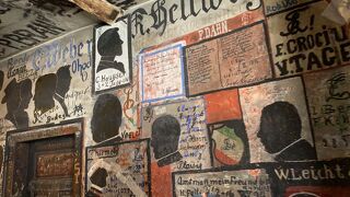 落書きに圧倒されます。入口はわかりにくいです。