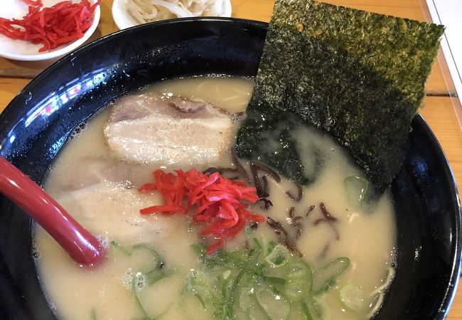 味変できる豚骨ラーメン