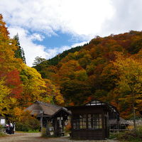 きれいな紅葉の中にあります