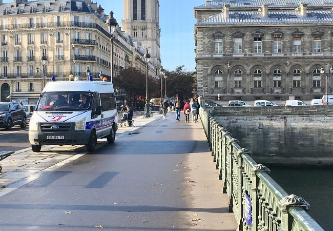 パリ市庁舎の前の道をシテ島のほうに進むとある橋です。