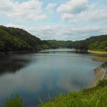 宮床ダムの湖面