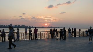 川面に映る夕陽がとても美しい。