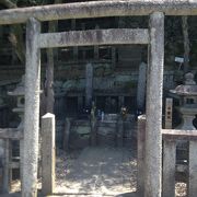 竜馬と中岡慎太郎のお墓が並んでいます