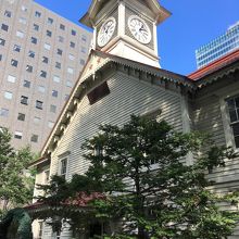 右下から見上げたアングル