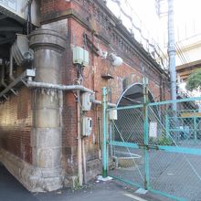 龍閑橋架道橋の橋台(左手)と併せて見た様子