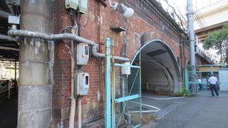 龍閑橋架道橋の橋台と併せて見ると歴史を一層感じる高架橋です