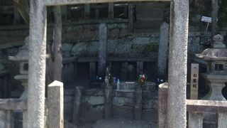 竜馬と中岡慎太郎のお墓が並んでいます