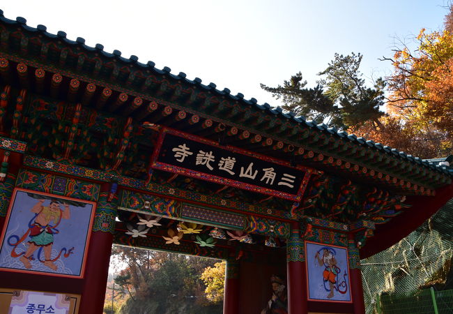 北漢山の麓にある大きなお寺