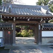 立派な山門が印象的なお寺