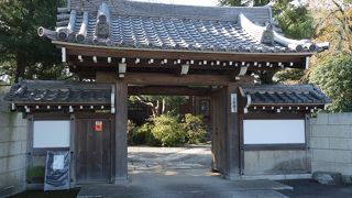 立派な山門が印象的なお寺