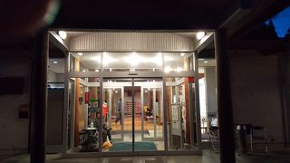 大きな湯船、空いてればゆったり入れる