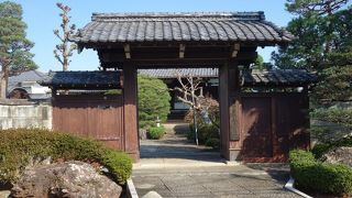 山門もご本堂も立派でした