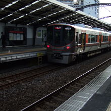 向かいのホームに来たロングシート車輛