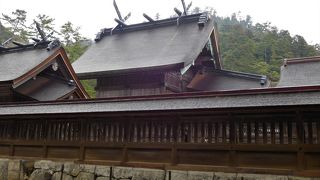 正月は本殿に通じる八足門が開いており、楼門の前で参拝ができます。