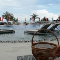 プールサイドでフルーツを食べました。