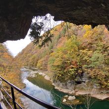 トンネルの出口からの景色