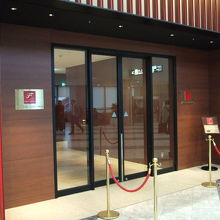 専用のエントランスから直結です