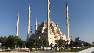 6本のミナレットがある立派なモスク