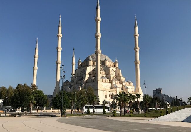 6本のミナレットがある立派なモスク