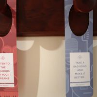 掃除して、邪魔しないで！の札にもビートルズ