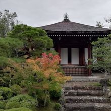 静かに佇み神秘的な趣も感じます