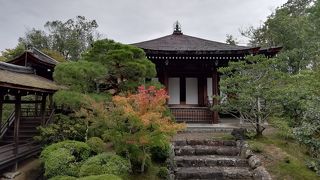 距離をおいて1棟静かに佇みます