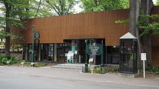 案内所やカフェがある