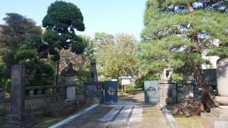 狛犬に守られているお寺