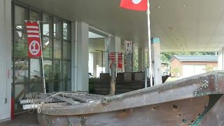 海賊の旗印と木製船がお出迎え