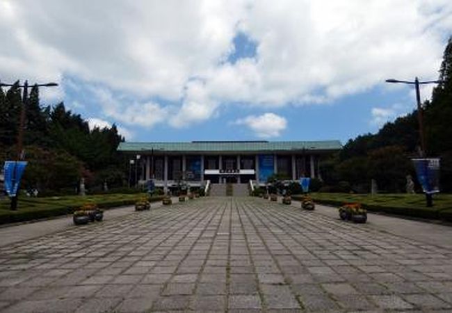 車チャーター観光　釜山博物館（プサンパンムルグァン）