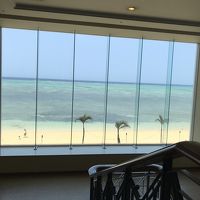 ロビーからレストラン階に降りる階段からも海が見えます