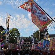 9月15日の例大祭では境内が屋台で賑わう