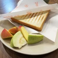 朝食。ハム卵チーズのホットサンド。