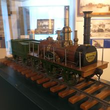 1837年に開通したロシア初の鉄道の蒸気機関車の模型