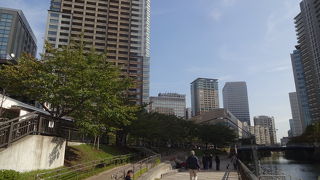 水辺の広場と遊歩道と。