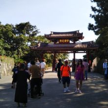 09時45分の守礼門付近。