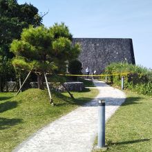 規制線の奥には入れない。