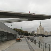 モスクワ川に突き出たV字型の展望デッキ