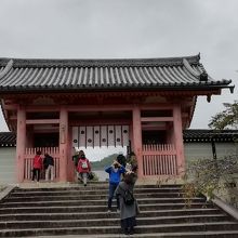 左右の築地塀と共に趣があります