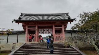 二王門と金堂の中間にあります