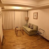 ソファーの向かいにテレビがあり、その裏にベッドがある