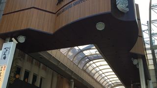 駅前なので人通り多い