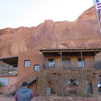 大西部の資料がならぶ建物