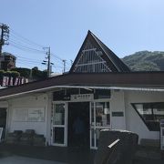 駅前に石の展示がある