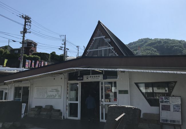 駅前に石の展示がある