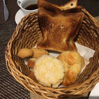 朝ご飯のパン。少し減らしたけど全部食べれんｗ