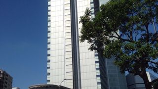 歴史的な建物と現代の高層ビルとの融合