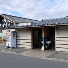 虫の入り放題のトイレの入口。